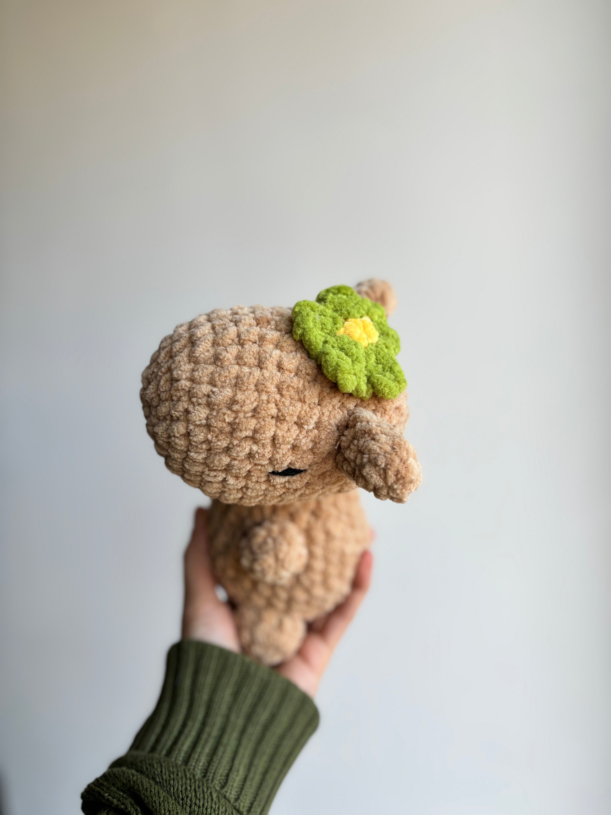 🐾 Théa l’adorable Capybara – Peluche Crochetée à la Main 💛